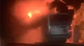 Se quema camión al chocar contra poste