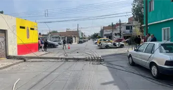 Tr&aacute;iler derriba cables y deja sin luz a colonia Progreso