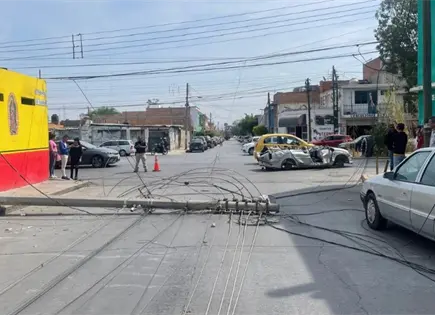 Tr&aacute;iler derriba cables y deja sin luz a colonia Progreso