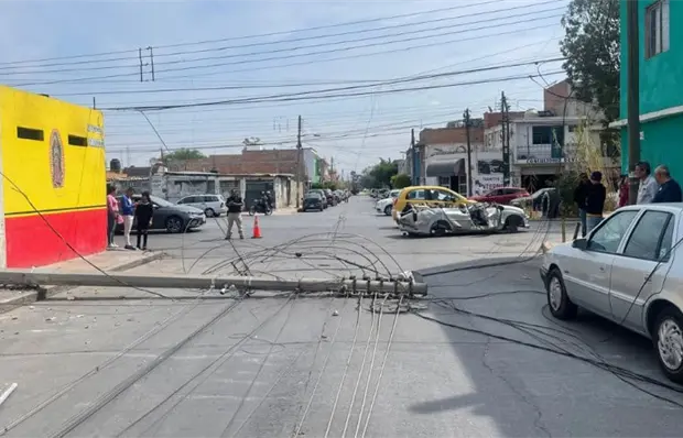 Tráiler derriba cables y deja sin luz a colonia Progreso Tráiler derriba cables y deja sin luz a colonia Progreso