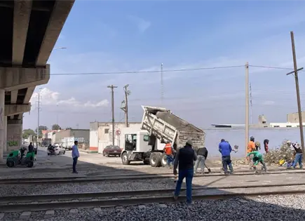 Vecinos abren lateral del Perif&eacute;rico Norte por su cuenta