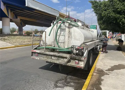 Vecinos persiguen pipas por falta de agua en Mezquital Vecinos persiguen pipas por falta de agua en Mezquital