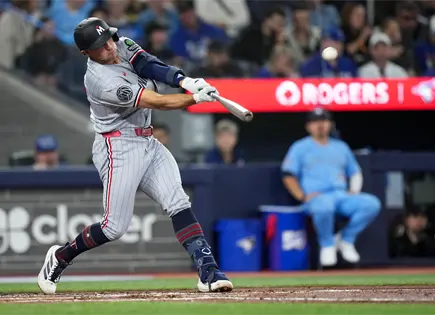 Mellizos vencen a Azulejos con jonrones en Toronto