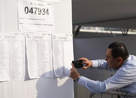 Per&uacute; inicia conteo tras cierre de votaci&oacute;n presidencial y legislativa