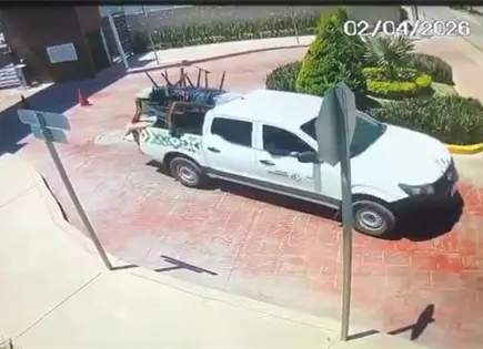 VIDEO | Usan veh&iacute;culo oficial para mudanza