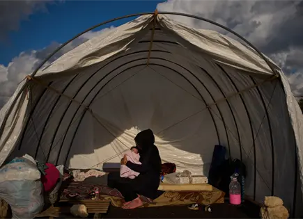 Ataques en Beirut obligan a familia a dar a luz en tienda de campaña Ataques en Beirut obligan a familia a dar a luz en tienda de campaña