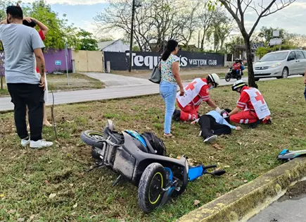 Joven en motoneta resulta herida tras choque en Valles