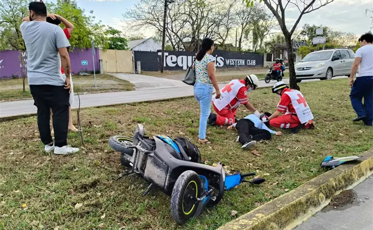 Joven en motoneta resulta herida tras choque en Valles Joven en motoneta resulta herida tras choque en Valles