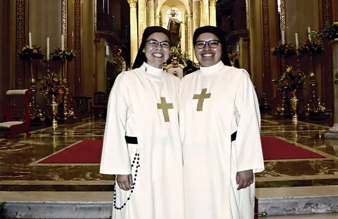 REALIZAN SUS VOTOS PERPETUOS