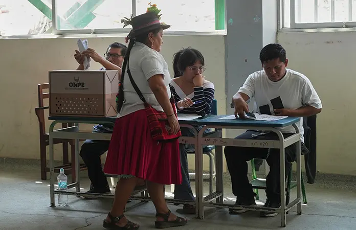 Keiko Fujimori lidera conteo en Perú