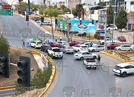 Manifestaci&oacute;n obliga a operativo vial en la glorieta Real Inn