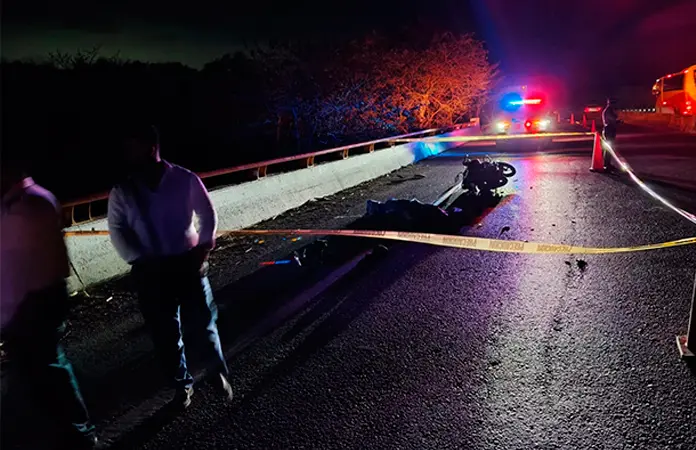 Mueren dos jóvenes en moto, al accidentarse