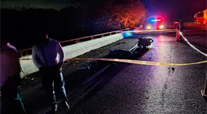 Mueren dos jóvenes en moto, al accidentarse