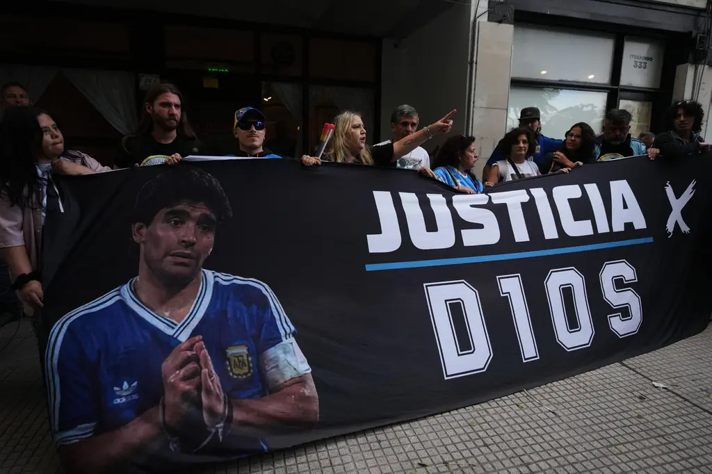 Siete profesionales de salud juzgados por muerte de Diego Maradona