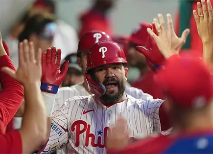 Superan los Filis a Cachorros 13-7