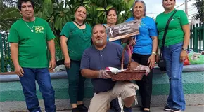 Club reparte comida afuera del Hospital