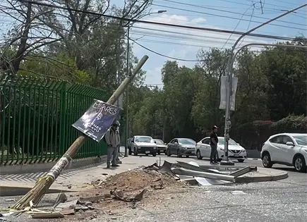 Conductor pierde control y choca camioneta en avenida Pintores
