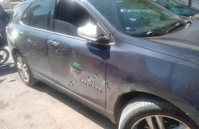 Desigual choque entre camioneta y un urbano