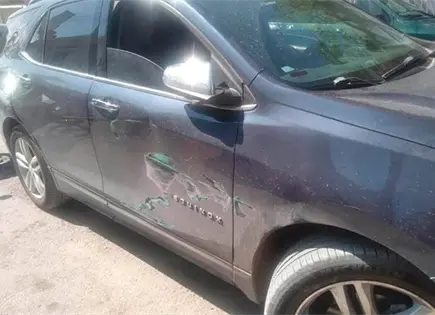 Desigual choque entre camioneta y un urbano