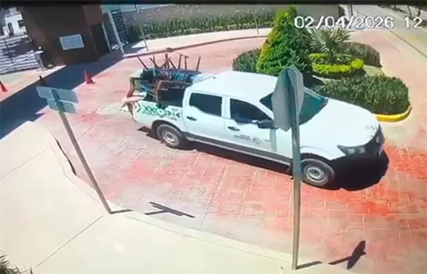 Despiden a dos por usar vehículo oficial en mudanza Despiden a dos por usar vehículo oficial en mudanza