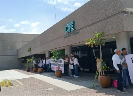 Jubilados de CFE protestan por recorte a pensiones