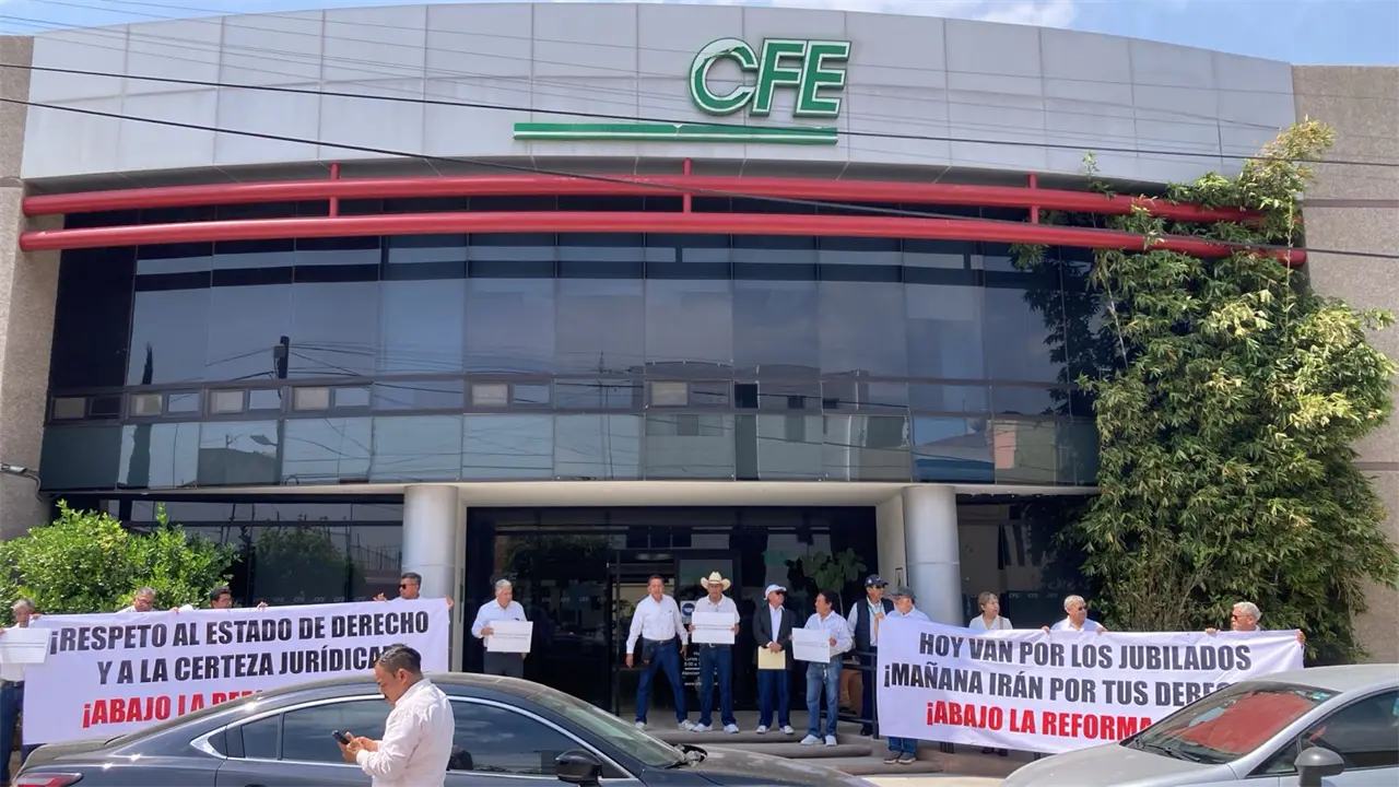Jubilados de CFE protestan por recorte a pensiones