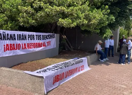 Jubilados de la Comisi&oacute;n Federal de Electricidad protestan