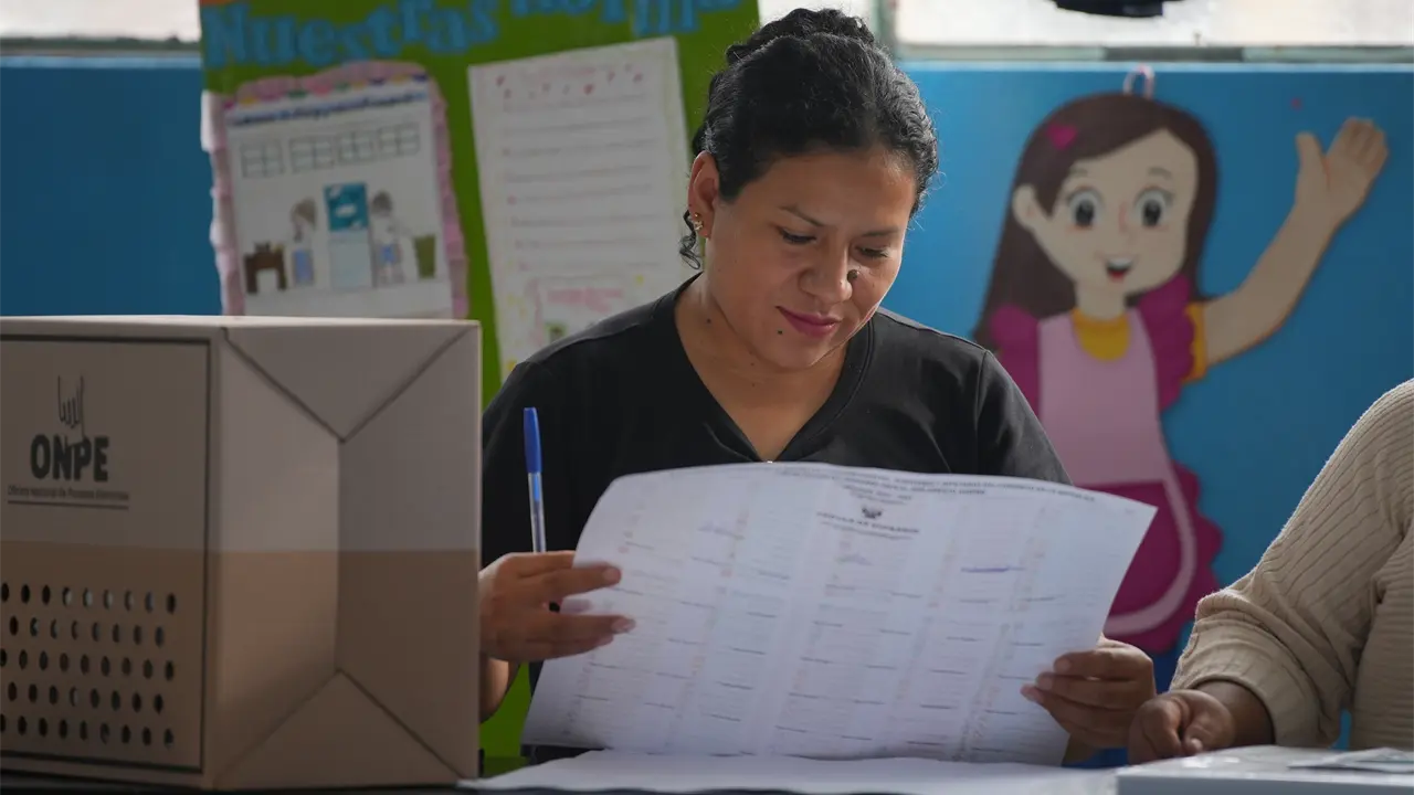 Perú avanza a segunda vuelta presidencial con Fujimori y López Aliaga