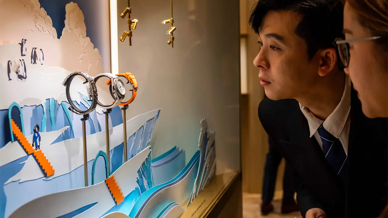 Suiza celebra feria de relojes de lujo, en medio de incertidumbre por la guerra