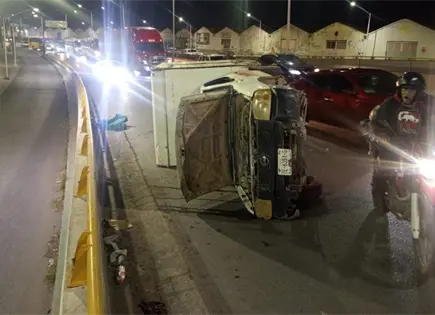 Vuelca camioneta en Circuito Potos&iacute;; solo deja da&ntilde;os materiales