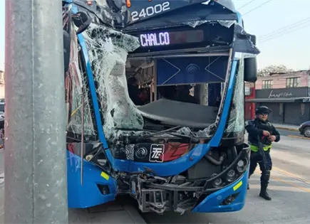 Accidente de troleb&uacute;s en Chalco deja al menos 20 lesionados