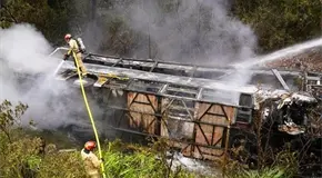 Cae autob&uacute;s a un barranco y se incendia