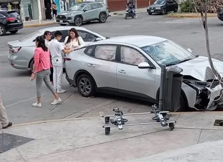 Choque frustra robo de auto con estudiantes a bordo en Carranza