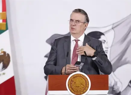 Ebrard niega uso de recursos p&uacute;blicos por estancia de su hijo en embajada
