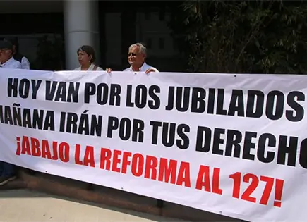 Jubilados de CFE protestan por recorte en sus pensiones