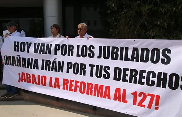 Jubilados de CFE protestan por recorte en sus pensiones