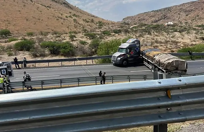 Maleantes asesinan a trailero en asalto