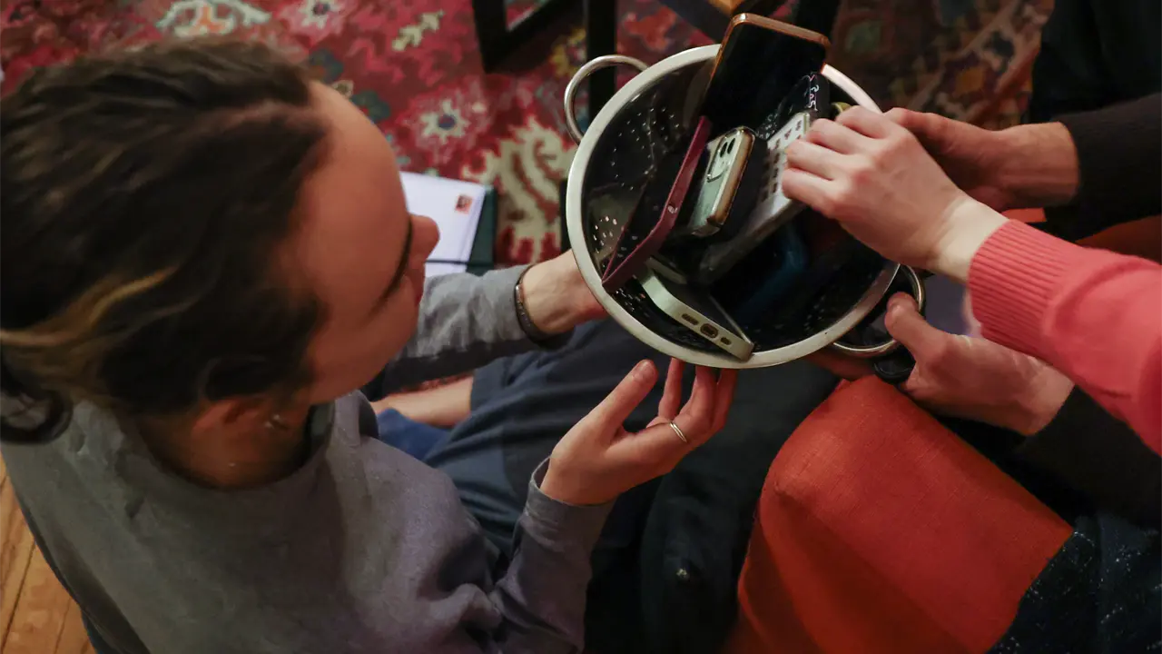 Millennials en Brooklyn promueven movimiento contra uso excesivo de pantallas