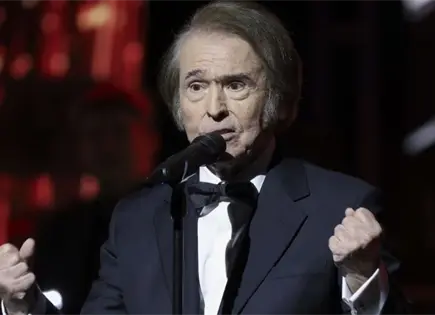 Raphael regresa a M&eacute;xico y conquista el Auditorio Nacional