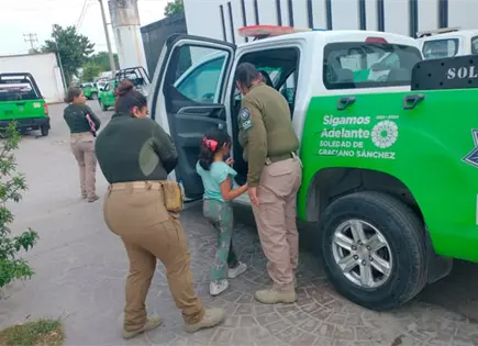 Rescatan a ni&ntilde;ita abandonada en auto