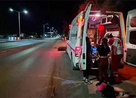 Se lesionan mujeres, al caer de motocicleta