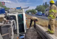 Vuelca tr&aacute;iler a la altura de Villa de Pozos
