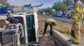 Vuelca tr&aacute;iler a la altura de Villa de Pozos