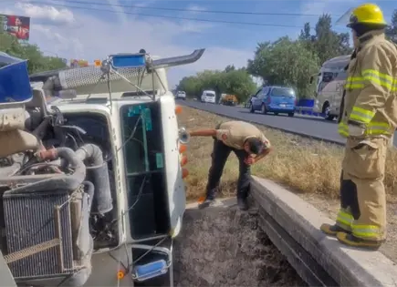 Vuelca tr&aacute;iler a la altura de Villa de Pozos