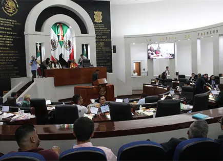 Admiten amparo contra Congreso por las consultas