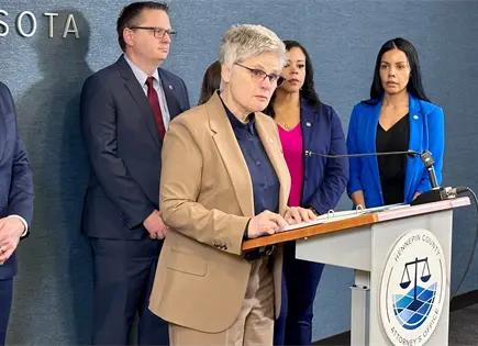 Agente federal ICE acusado de agresi&oacute;n en autopista de Minneapolis