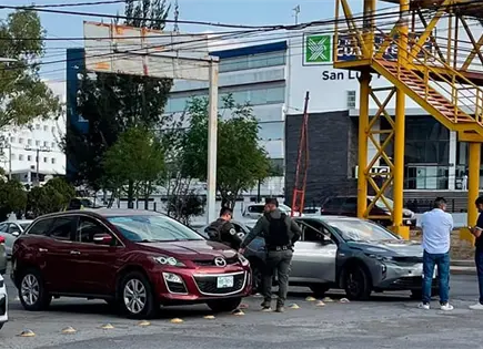 Autos participan en choque en Av. Salvador Nava
