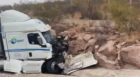 Chofer estrella su tr&aacute;iler en cerro de Libramiento