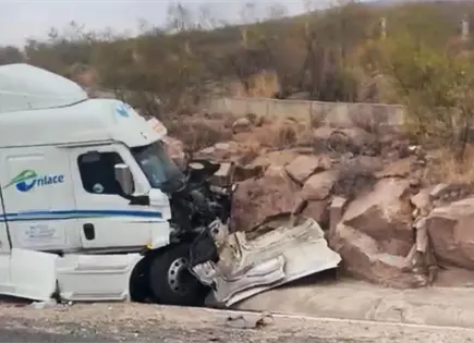 Chofer estrella su tr&aacute;iler en cerro de Libramiento