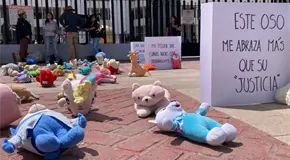 Con peluches, denuncian maltrato a ni&ntilde;os en juzgados de SLP